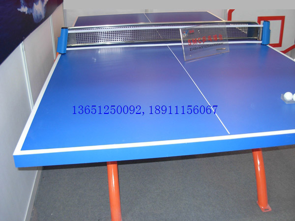 老國(guó)標(biāo)室外乒乓球臺(tái)對(duì)面