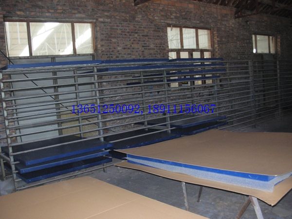 老國(guó)標(biāo)室外乒乓球臺(tái)對(duì)面