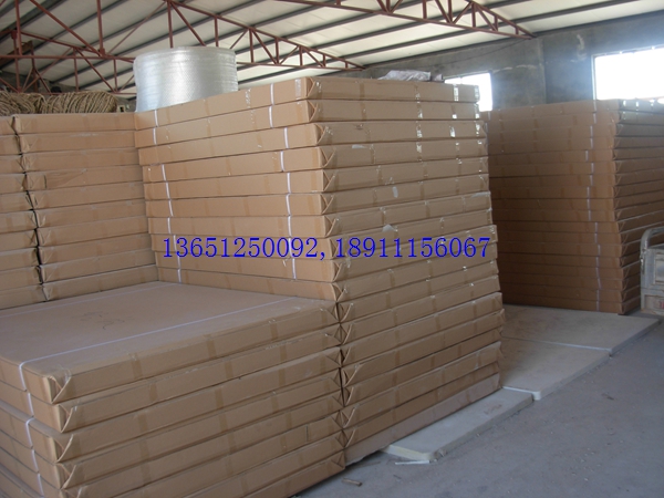 老國(guó)標(biāo)室外乒乓球臺(tái)對(duì)面