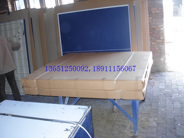 老國(guó)標(biāo)室外乒乓球臺(tái)對(duì)面