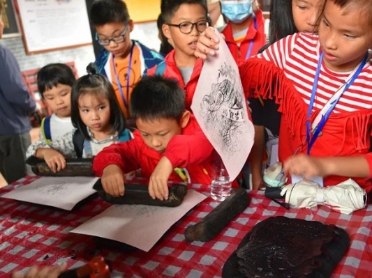 看木偶戲、體驗?zāi)戤嬛谱鳎盒∮浾摺凹s會”非物質(zhì)文化遺產(chǎn)