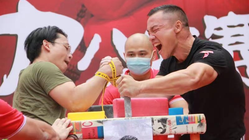 【本地】近百名力士“扳手腕”，腕力公開賽落幕