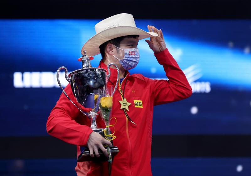 【世乒賽】領(lǐng)獎(jiǎng)名場(chǎng)面逗樂全網(wǎng)，樊振東：和獎(jiǎng)杯還不是太熟