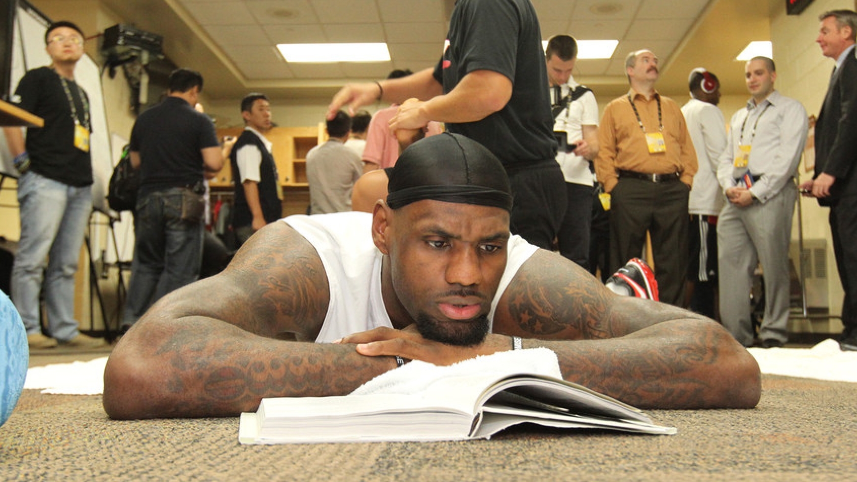 【NBA】勒布朗愛讀書？名宿：他只是在書上涂色