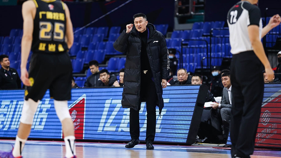 【CBA】面對(duì)輸球杜鋒平靜，他送給小將禮物