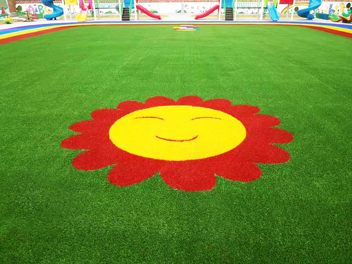 幼兒足球場人工草坪運動系統(tǒng)-草絲選用C型單絲，柔軟舒適，挺直度佳,安全環(huán)保的PU背膠(圖文)
