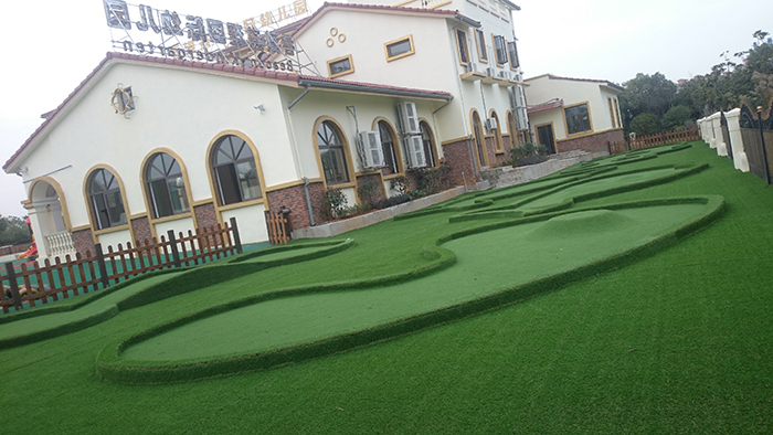 幼兒足球場人工草坪運動系統(tǒng)-草絲選用C型單絲，柔軟舒適，挺直度佳,安全環(huán)保的PU背膠(圖文)