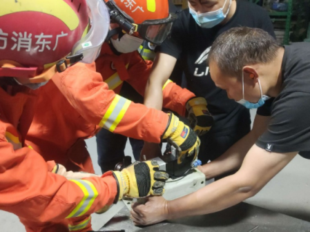驚險(xiǎn)！男子手指被機(jī)器“咬”住，中山三角鎮(zhèn)消防火速救援