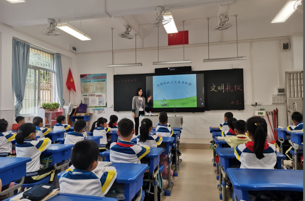 火炬三小開(kāi)展文明禮儀教育活動(dòng)