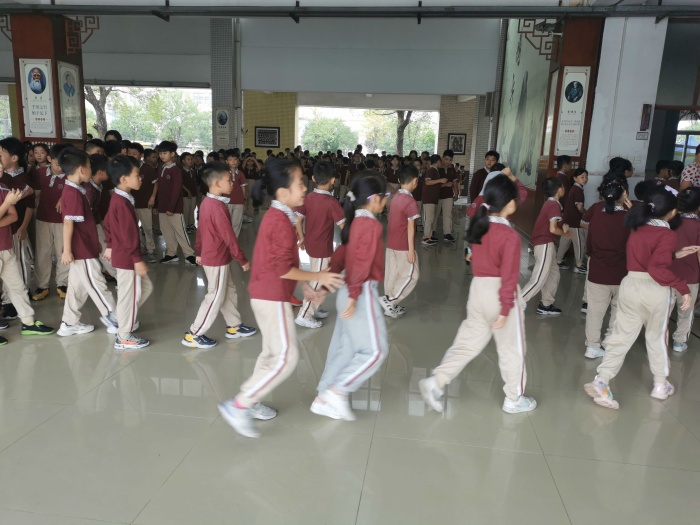 新圩小學(xué)開展消防疏散演練活動