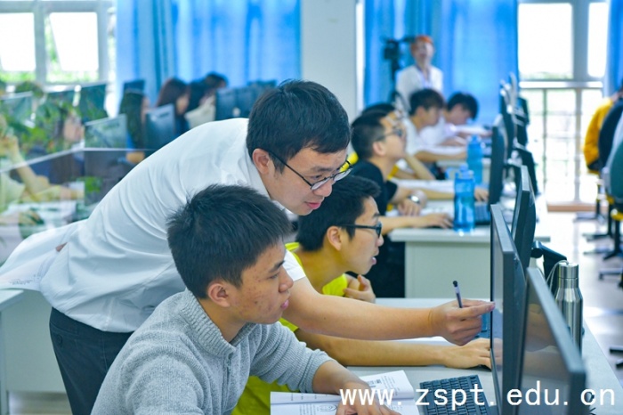 3 殷勤老師講授《電梯零部件設計》.jpg