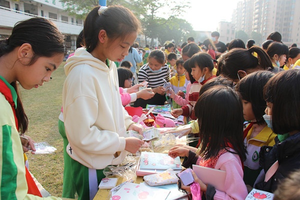快樂奉獻，愛心無限