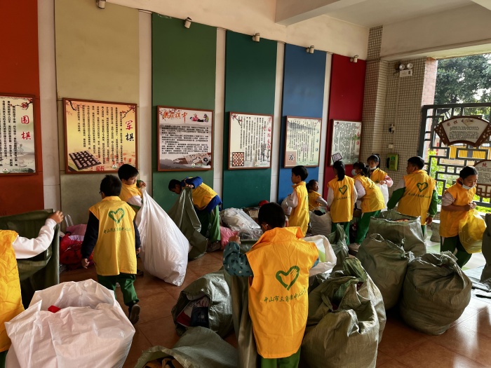 捐一件衣物，獻一片愛心