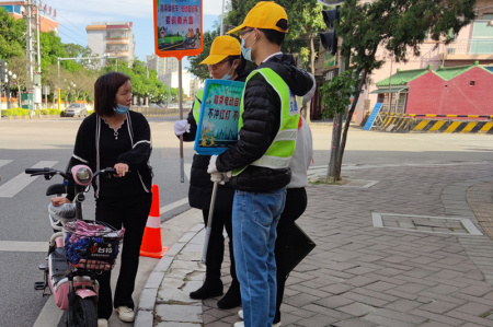“黃馬甲”成街頭風(fēng)景！南頭鎮(zhèn)60余名志愿者勸導(dǎo)駕乘人員佩戴頭盔