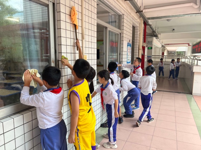 開(kāi)發(fā)區(qū)第二小學(xué)開(kāi)展全校師生“衛(wèi)生大掃除”活動(dòng)