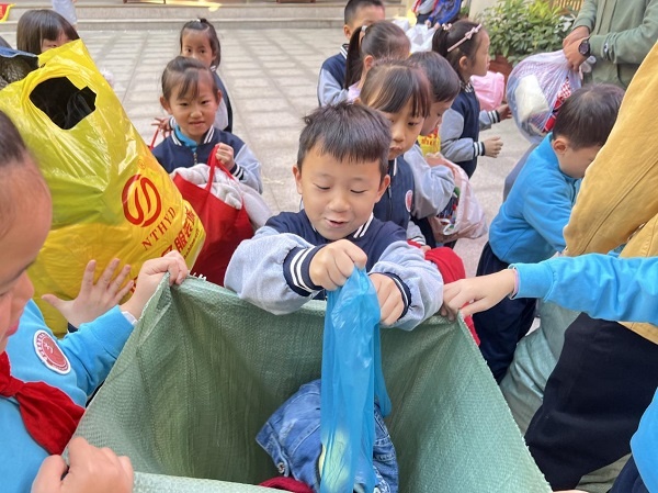 奉獻(xiàn)愛心 傳遞溫情