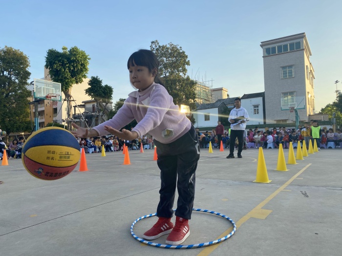 籃天灑汗水，球技展群彩