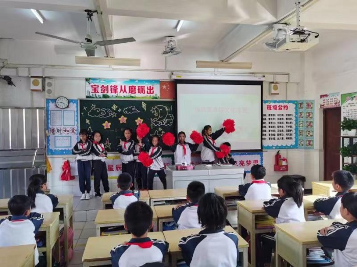 展特色風(fēng)采 創(chuàng)最美班級