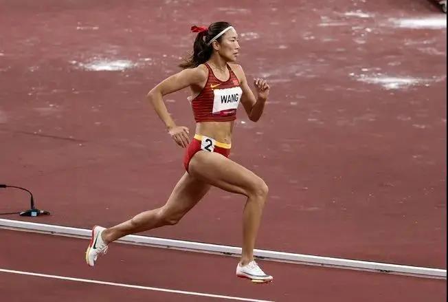 “黑科技”跑道，讓運動員“飛了起來”！-奧運田徑跑道是如何造出來的？