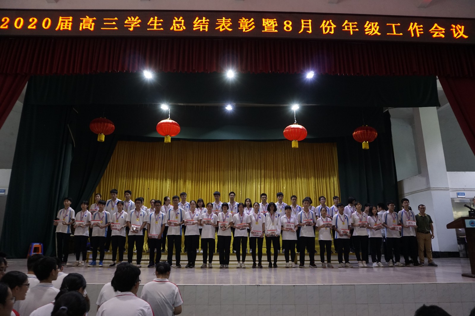 配圖1:優(yōu)秀學(xué)子接受表彰.jpg 配圖1:優(yōu)秀學(xué)子接受表彰.jpg