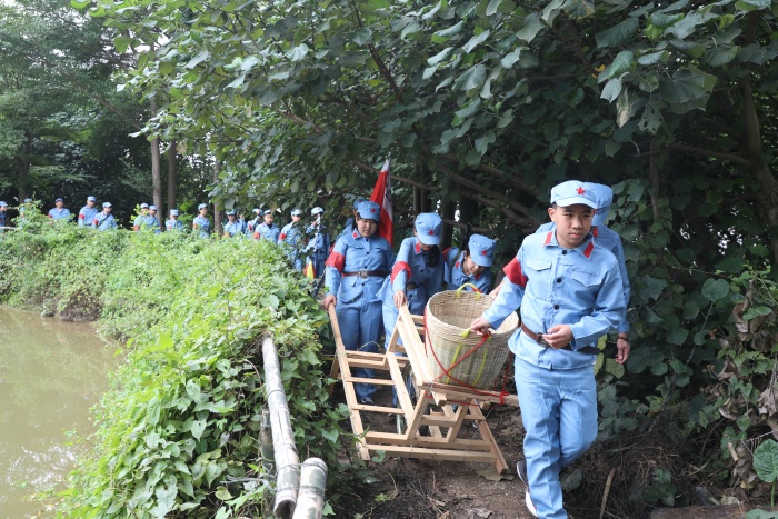 開發(fā)區(qū)第一小學舉行“踏尋紅色足跡，共慶建黨100周年”親子研學