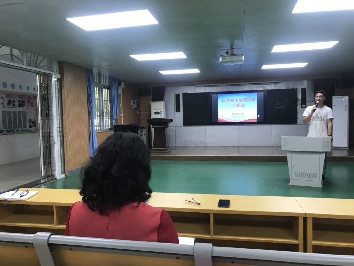 開發(fā)區(qū)二小舉行防疫應(yīng)急演練及嘔吐物處置培訓