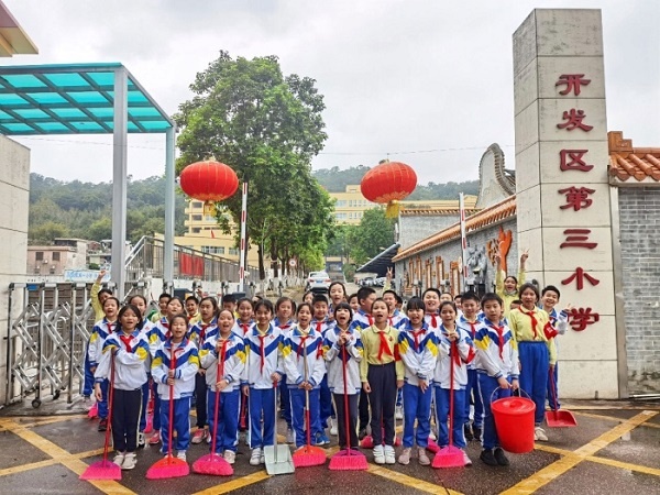 開(kāi)發(fā)區(qū)第三小學(xué)開(kāi)展學(xué)雷鋒衛(wèi)生大清掃志愿活動(dòng)