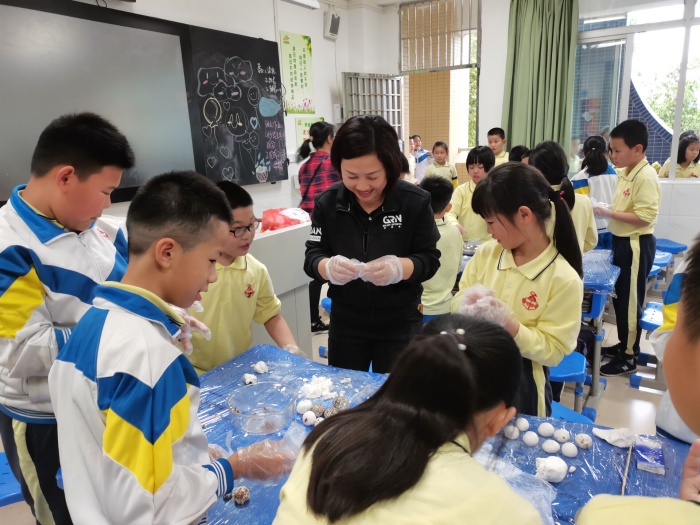 喜慶元宵節(jié)，親子包湯圓