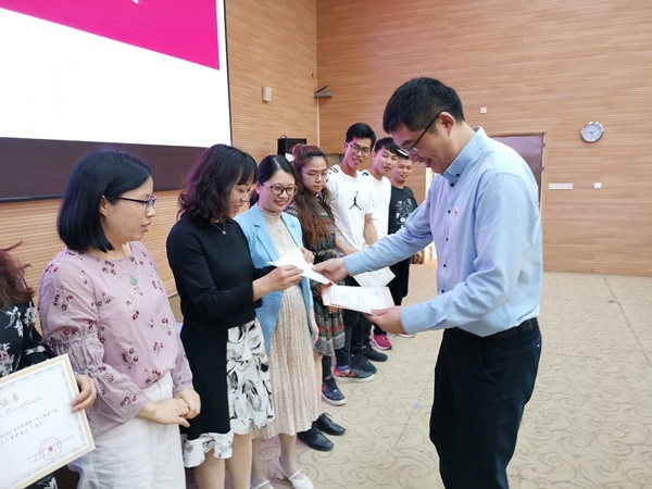 奮進(jìn)新時(shí)代，爭(zhēng)做學(xué)習(xí)人：開(kāi)發(fā)區(qū)中心小學(xué)舉行“學(xué)習(xí)強(qiáng)國(guó)學(xué)習(xí)達(dá)人”表彰會(huì)