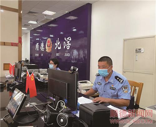 戶政窗口“老黃?！?暖心服務(wù)解民憂