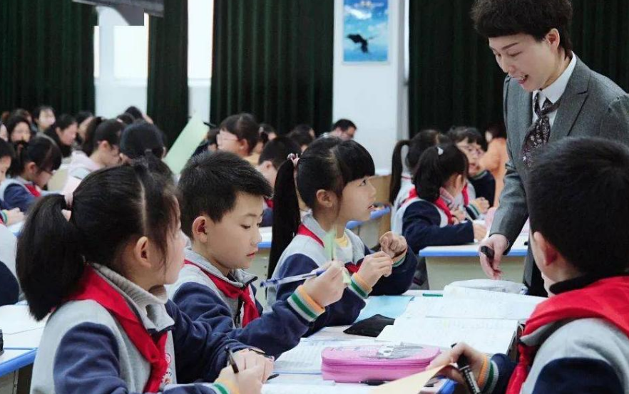 課后延時(shí)服務(wù)實(shí)施，一老師口出狂言勸退家長(zhǎng)，“你家沒(méi)有人了？”