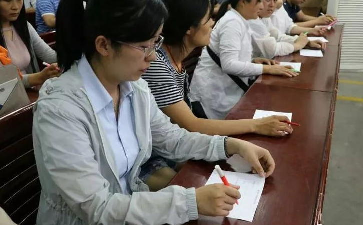 一家長(zhǎng)勇氣可嘉，在“告家長(zhǎng)書”上簽不同意，網(wǎng)友：官方該出手了