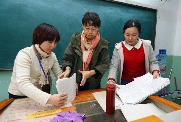 “為啥我教學(xué)20年還是初級職稱”？教師留言引熱議，官方回應(yīng)來了