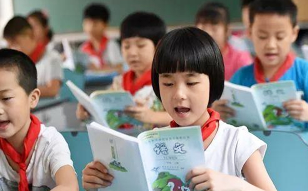 “爸爸在忙，媽媽不打扮了”，課本封面和三胎有關(guān)？官方親自辟謠