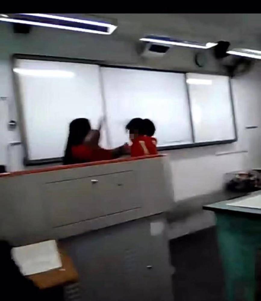 “成都一小學生做錯題被老師扇耳光”續(xù)：涉事老師向家長道歉