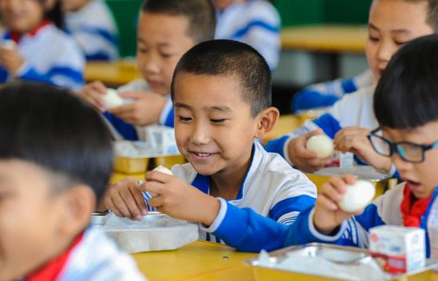 “睡眠令”落地，各地中小學(xué)調(diào)整到校時(shí)間，家長(zhǎng)表示新問(wèn)題出現(xiàn)