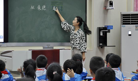 老師補(bǔ)課遭禁，兼職微商被舉報(bào)并查處，老師靈魂反問(wèn)誰(shuí)來(lái)替我養(yǎng)家