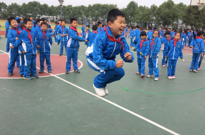 “天價(jià)校服”賬單出爐，一家長(zhǎng)勇敢簽下“不同意”，收到網(wǎng)友點(diǎn)贊