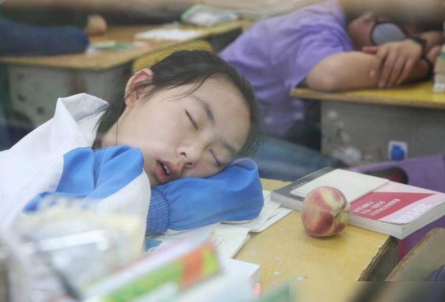 教育部下發(fā)“睡眠令”，推遲中小學到校時間，孩子睡好家長卻犯愁
