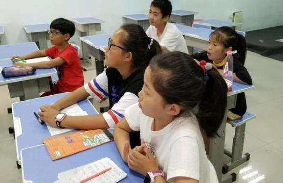 開(kāi)學(xué)后校外培訓(xùn)班樂(lè)壞了，課變少了錢沒(méi)少，家長(zhǎng)對(duì)此看法不一