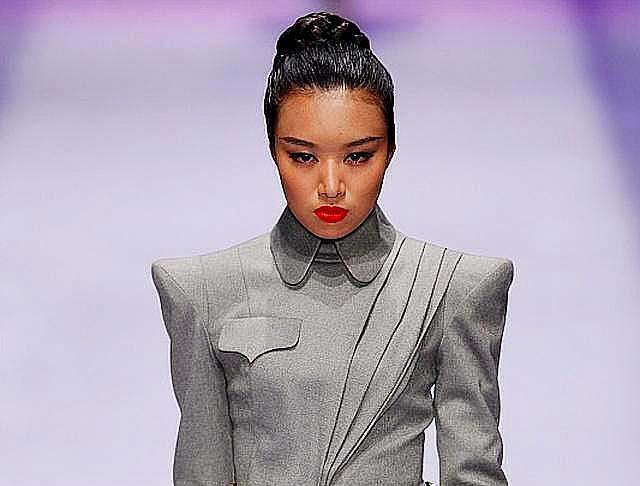 討論：給教師定制統(tǒng)一服裝，能提高社會(huì)地位和職業(yè)榮譽(yù)感嗎？