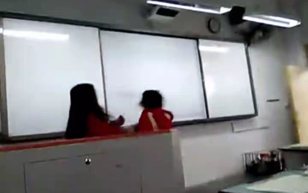 四川金堂一女老師課堂上扇女學生耳光，教育局：情況屬實，正調(diào)查