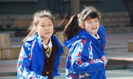 上海一小學(xué)收2320元校服費(fèi)，校服清單里還有背心？家長回復(fù)