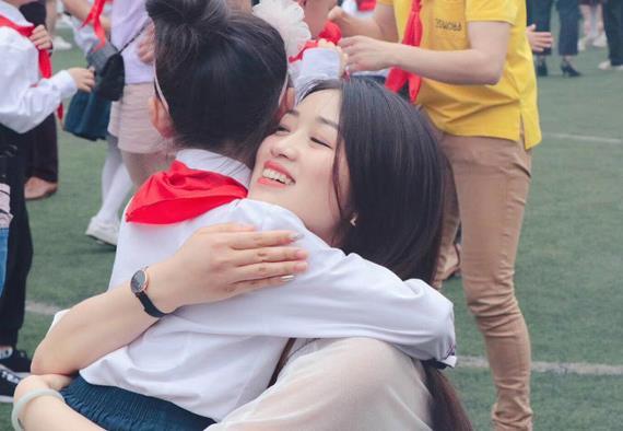 上海小學校服費用惹爭議，千元的價格地攤的質(zhì)量，家長簽字不同意