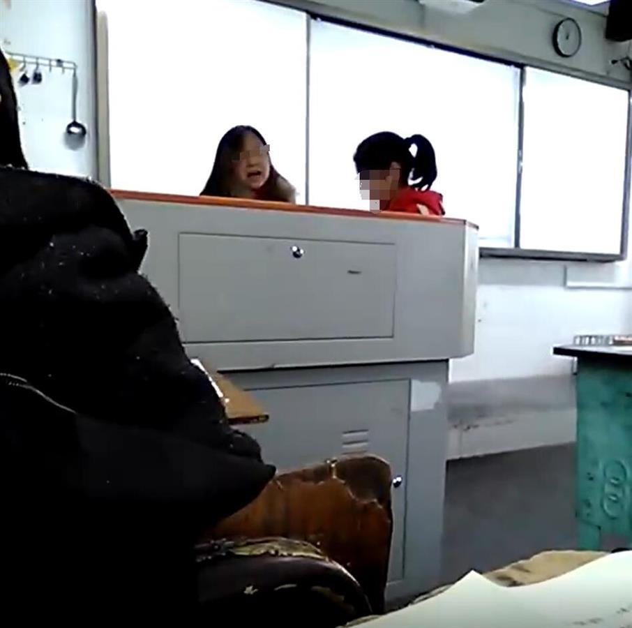 四川金堂一女老師上課當眾扇學生耳光，當?shù)乜h教育局已介入調(diào)查