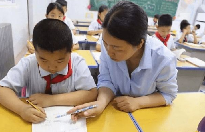 首個因“雙減”被開除的老師，引發(fā)家長憤怒，學(xué)校的做法值得稱贊