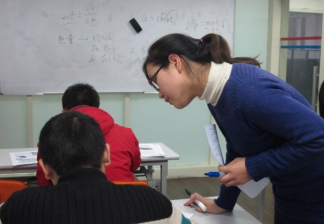 培訓機構(gòu)受限后，教師又開辟了“新財路”，家長乖乖把錢奉上