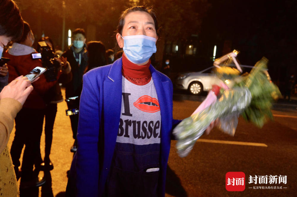 成都本次疫情首個(gè)中風(fēng)險(xiǎn)小區(qū)正式解封 孩子們背著書包戴上紅領(lǐng)巾重返校園