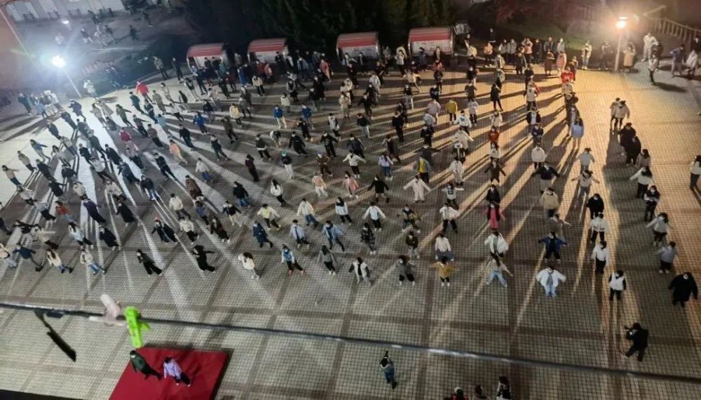 大連理工校園封閉 師生齊跳廣場舞防疫健身兩不誤