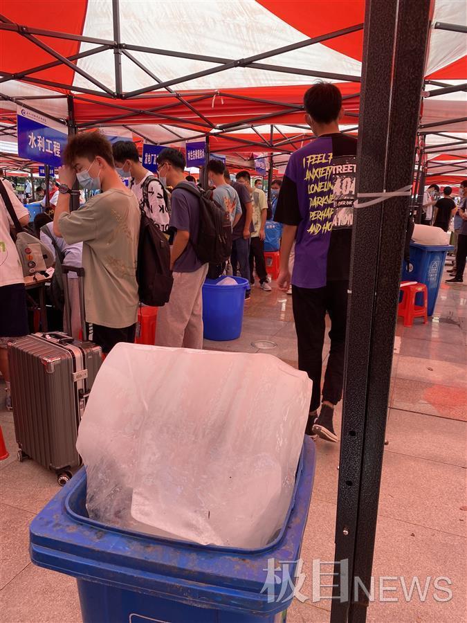 武漢一所大學(xué)來了14名小巨人，最矮的都有1米9